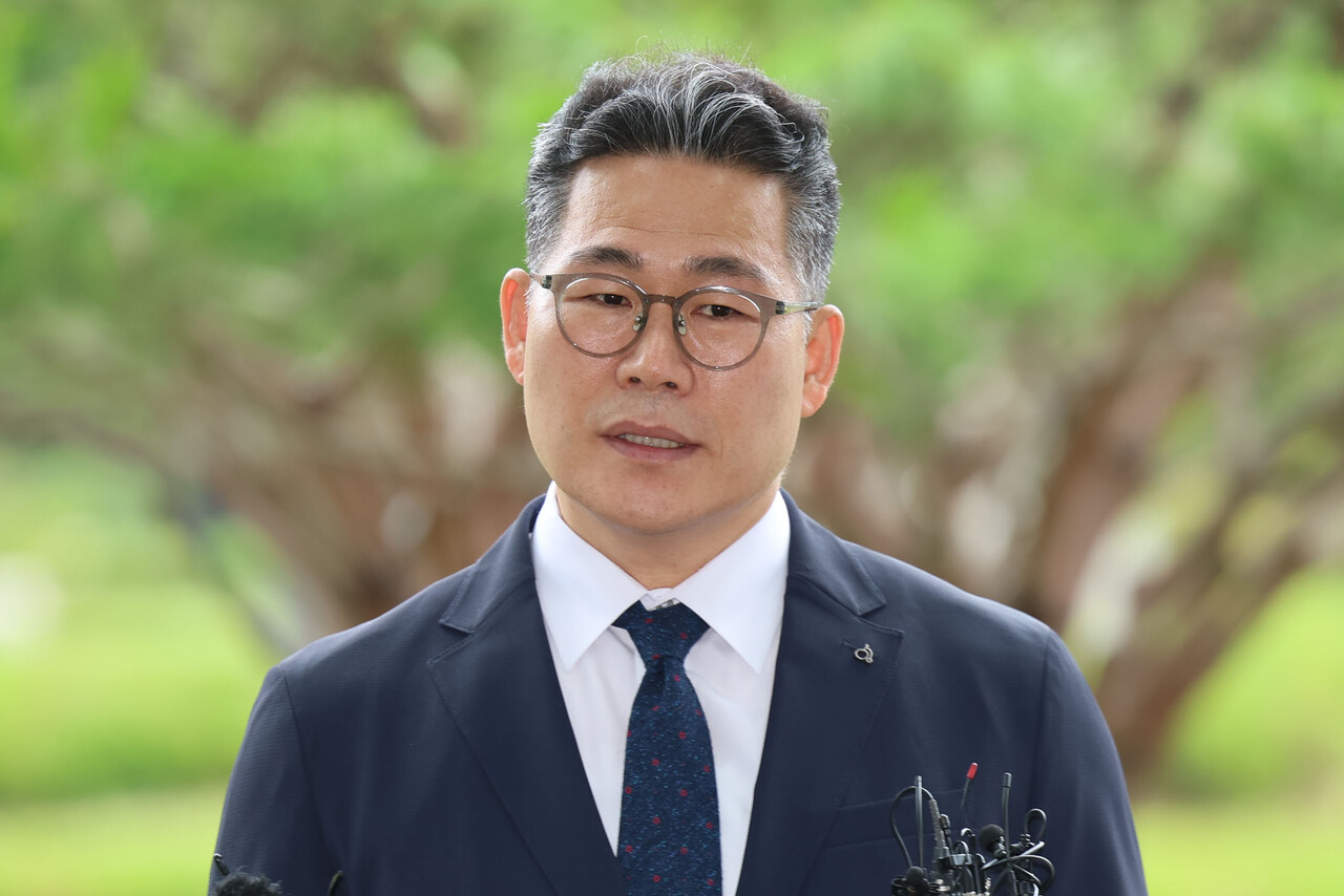 백해룡 경정이 임은정 동부지검장과 비공개 면담을 위해 지난 7월 17일 서울 송파구 서울동부지방검찰청으로 들어가며 취재진 질의에 답하고 있다. [사진제공=뉴시스]