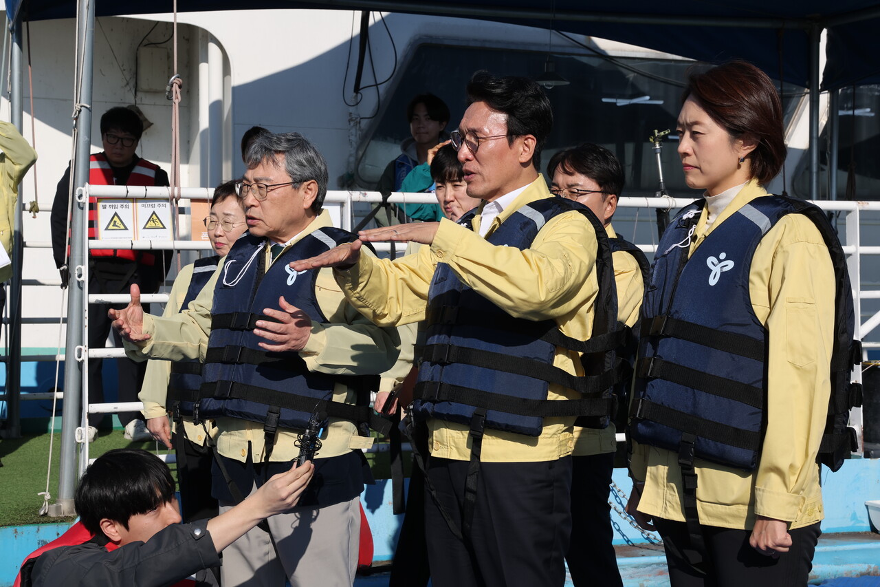 &nbsp;김민석 국무총리와 정근식 서울시교육감이 지난 14일 서울 광진구 한강 뚝섬지구 한강수상안전교육장을 찾아 운영 현황 등 안점검검을 하고 있다. [사진제공=뉴시스]<br>