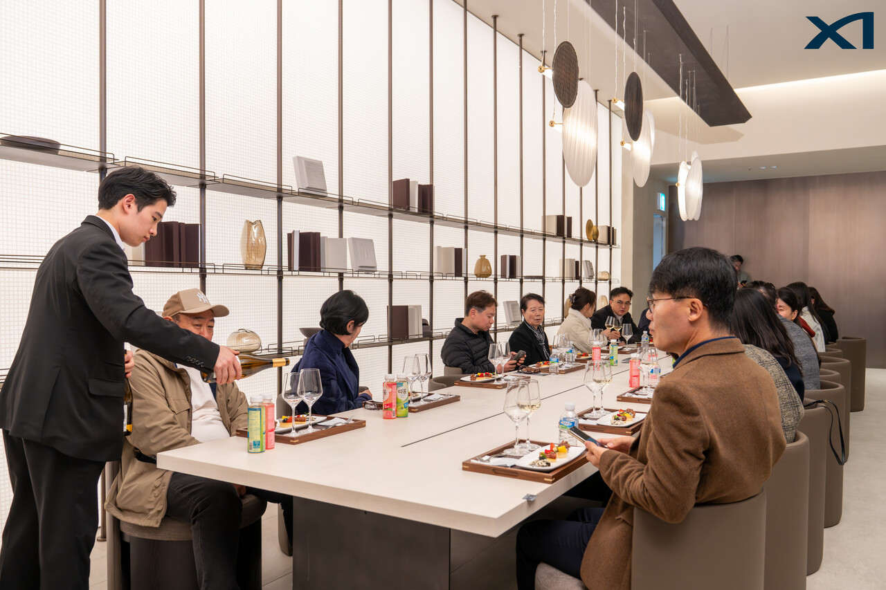 지난 15일 서울 강남구 대치동 자이갤러리에서 진행된 ‘자이안 데이’에서 행사 참석자들이 와인 시음회를 진행하고 있다. [사진=GS건설]