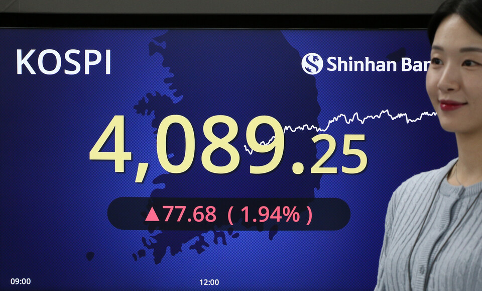 17일 코스피가 대형 반도체주의 강세 속에 77.68포인트(+1.94%) 오른 4089.25에 마감했다. [사진=신한은행]
