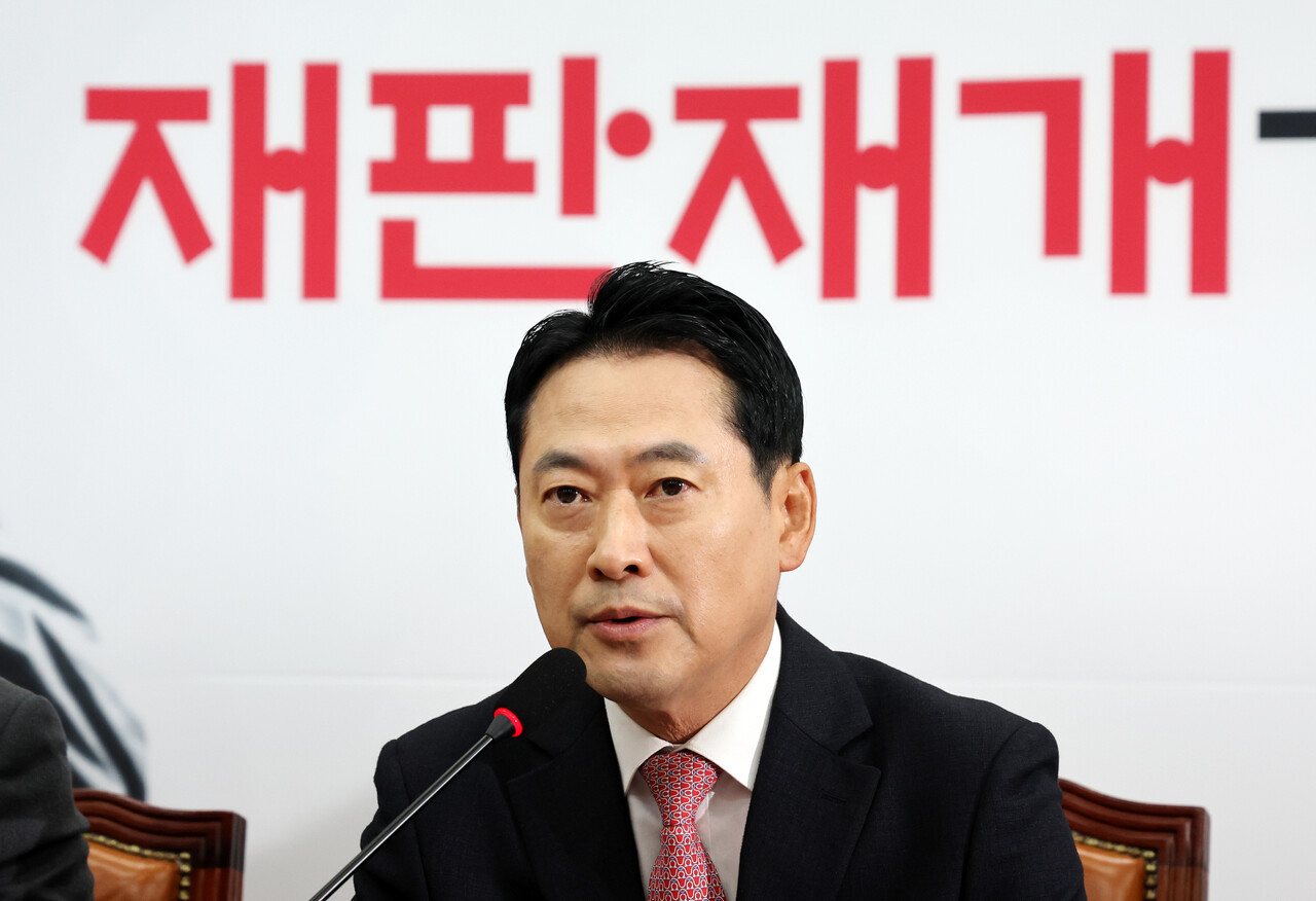 국민의힘 장동혁 대표가 17일 서울 여의도 국회에서 진행된 최고위원회의에 참석해 있다. [사진제공=뉴시스]<br>