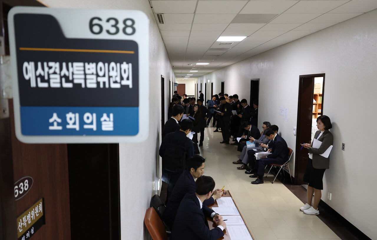 정부부처 관계자들이 17일 서울 여의도 국회 예산안조정소위원회 회의실 앞에서 2026년도 예산안 등에 대한 심사 순서를 기다리고 있다. [사진제공=뉴시스]