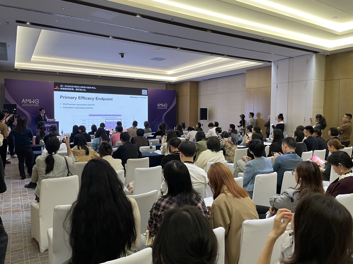 지난달 17일 중국 청두에서 열린 AMWC CHINA 2025에서 브이올렛 임상 결과 및 시술 사례가 발표되고 있다. [사진=대웅제약]