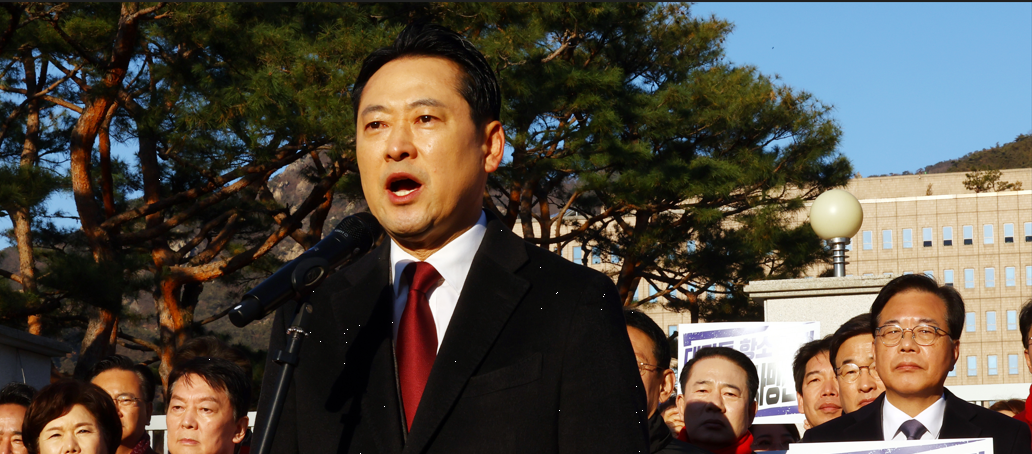 국민의힘 장동혁 대표가 18일 오전 경기도 정부과천청사 앞에서 대장동 항소포기 외압 정성호 법무부장관 사퇴 촉구 기자회견에서 발언을 하고 있다. [사진제공=뉴시스]<br>