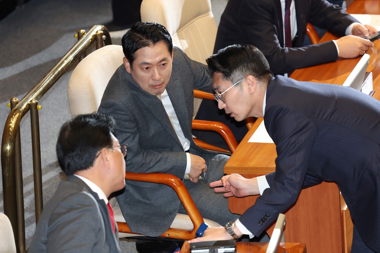 장동혁 국민의힘 당대표가 13일 오후 서울 여의도 국회에서 열린 본회의에서 송언석 원내대표, 박준태 의원과 대화하고 있다. [사진제공=뉴시스]