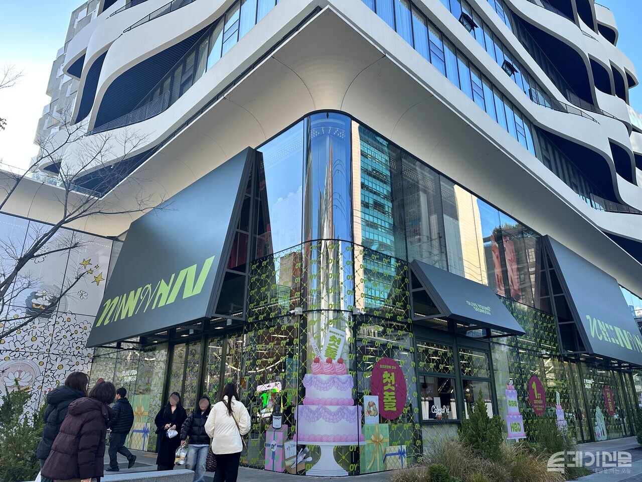 20일 오전 11시 서울 성동구 성수동의 ‘올리브영N 성수’를 찾은 방문객들. ⓒ투데이신문