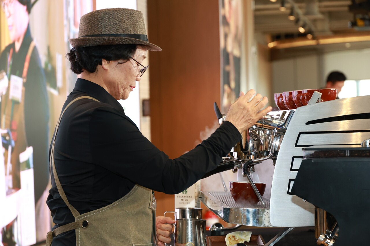 제4회 ‘시니어 바리스타 라떼아트 대회’에서 대상을 받은 충북청주흥덕시니어클럽의 김정옥 바리스타가 우유를 스팀하고 있다. [사진=스타벅스]