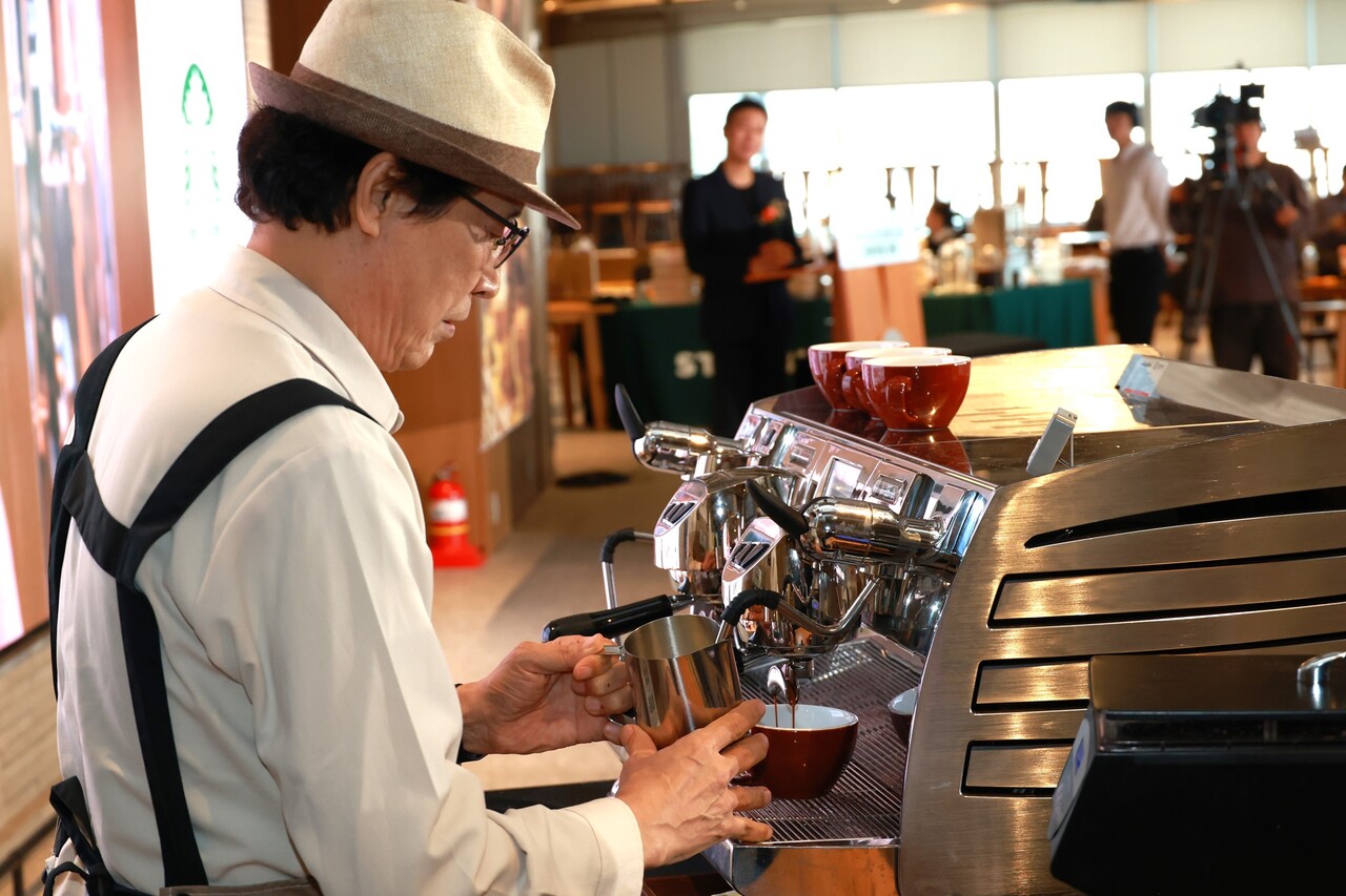 제4회 ‘시니어 바리스타 라떼아트 대회’에서 대상을 받은 대구북구시니어클럽의 이제구 바리스타가 우유를 스팀하고 있다. [사진=스타벅스]
