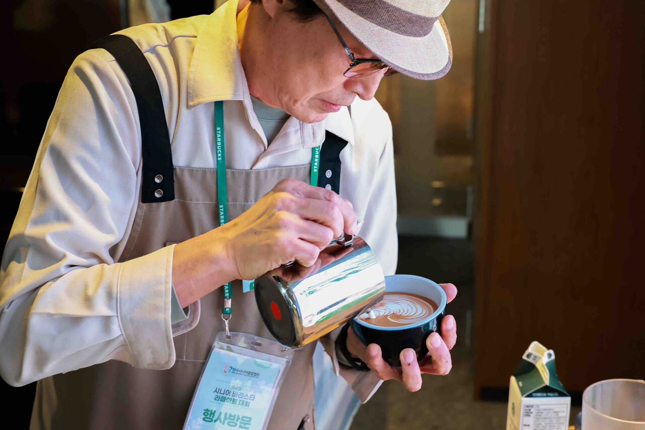 제4회 ‘시니어 바리스타 라떼아트 대회’에서 대상을 받은 대구북구시니어클럽의 이제구 바리스타가 라떼아트를 선보이고 있다. [사진=스타벅스]