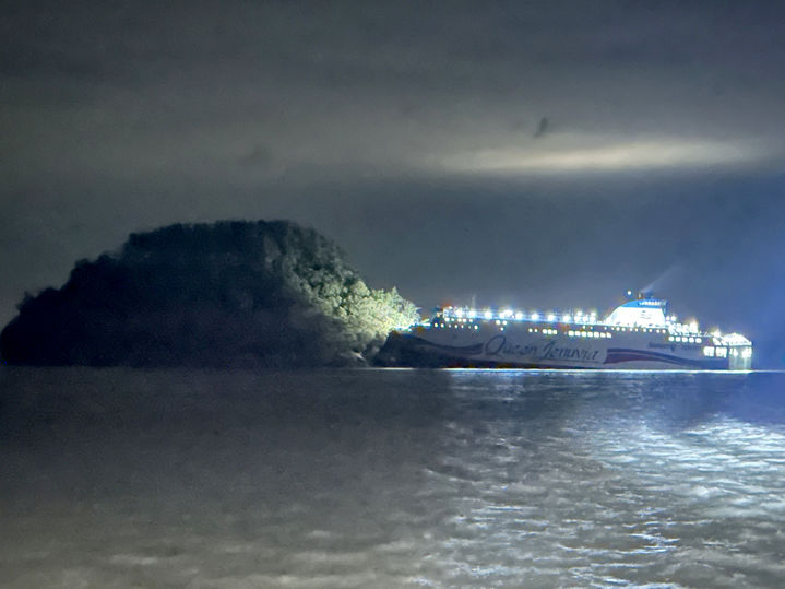 19일 오후 전남 신안군 장산면 족도에서 승객 260여명을 태운 여객선이 좌초했다. '사진=목포해양경찰서 제공).<br>