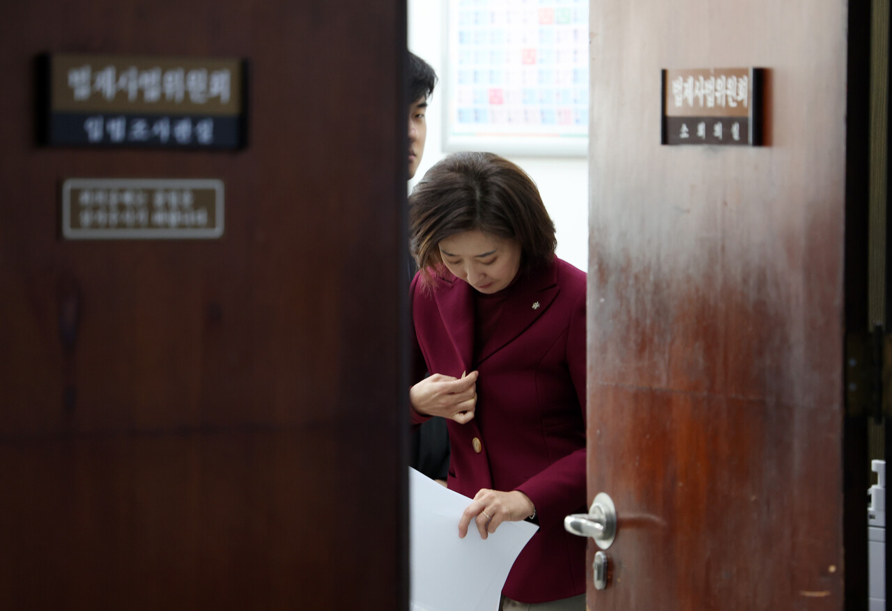 나경원 국민의힘 국회 법제사법위원회 소속 의원이 10일 오전 서울 여의도 국회 법사위 회의실 앞에서 전체회의(이재명 측근 대장동 비리 사건 항소포기 관련) 개회요구에 대한 추미애 위원장 개회거부 규탄 및 기자회견을 위해 이동하고 있다. [사진제공=뉴시스]