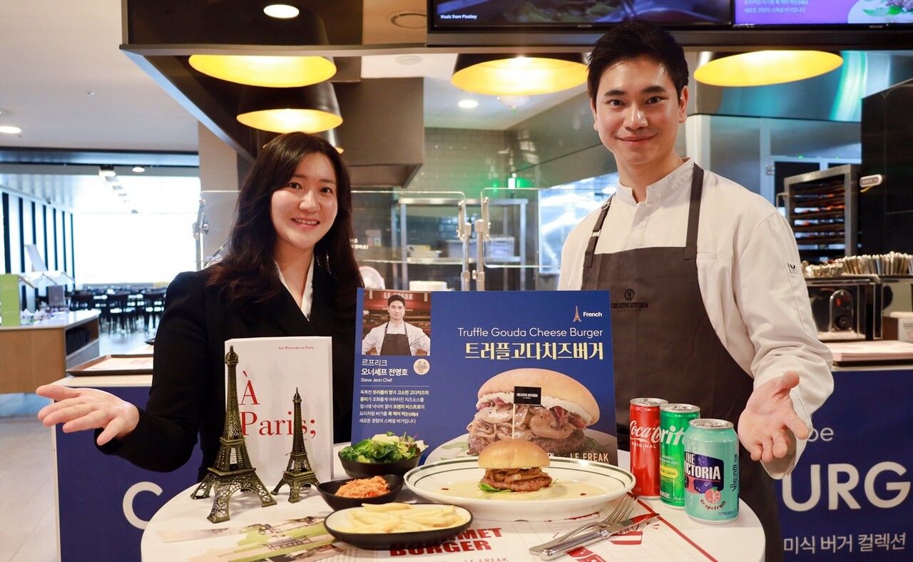 삼성웰스토리 직원과 르프리크 전명호 셰프(우)가 프로모션 메뉴를 선보이고 있다. [사진=삼성웰스토리]