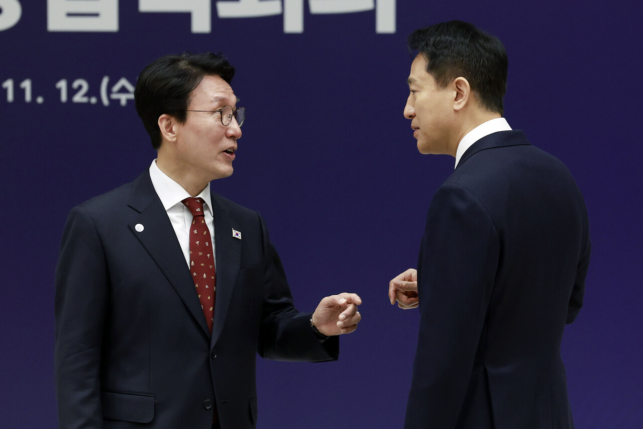 김민석 국무총리(왼쪽)와 오세훈 서울시장이 지난 12일 서울 용산 대통령실 청사에서 진행된 중앙지방협력회의에서 대화를 나누고 있다. [사진제공=뉴시스]