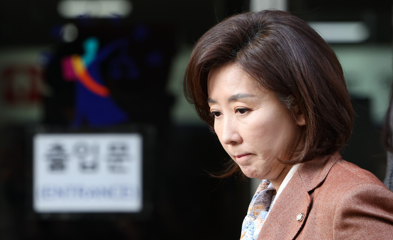 국민의힘 나경원 의원이 20일 서울 양천구 서울남부지방법원에서 진행된 국회 ‘패스트트랙 충돌’ 사건 선고 기일을 마친 뒤 법정을 나오고 있다. [사진제공=뉴시스]
