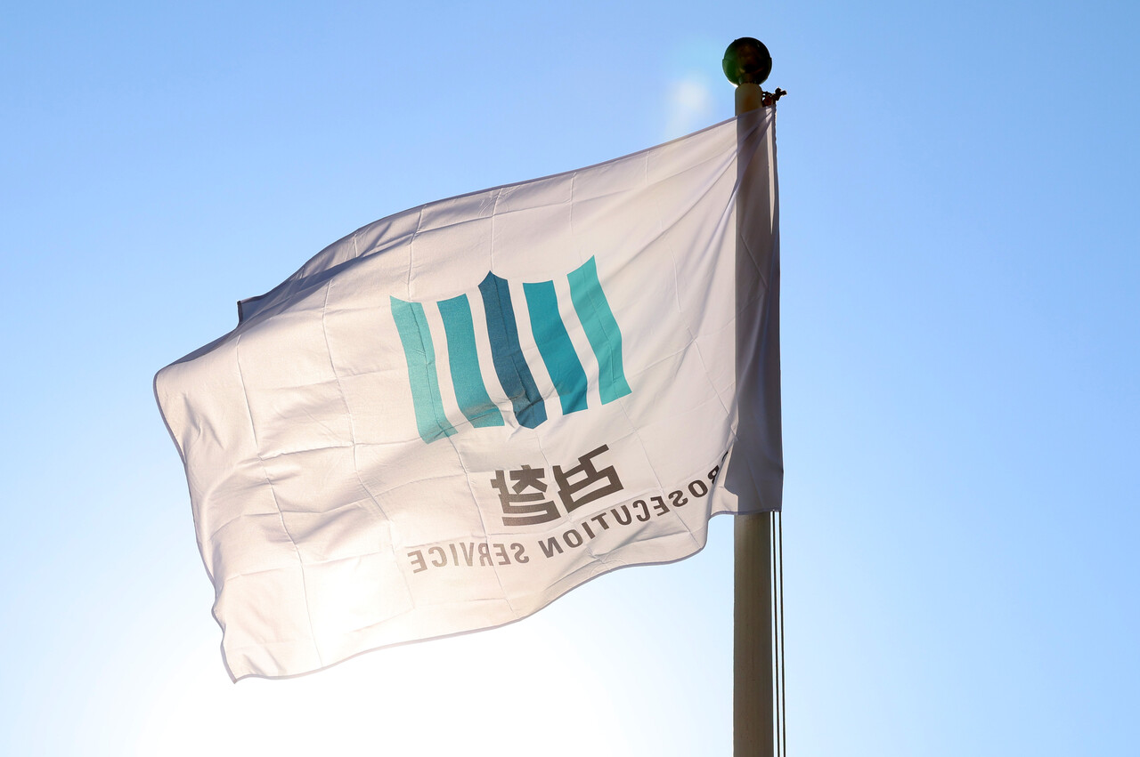 지난 19일 서울 서초구 서울중앙지검의 검찰깃발이 펄럭이고 있다. [사진제공=뉴시스]<br>