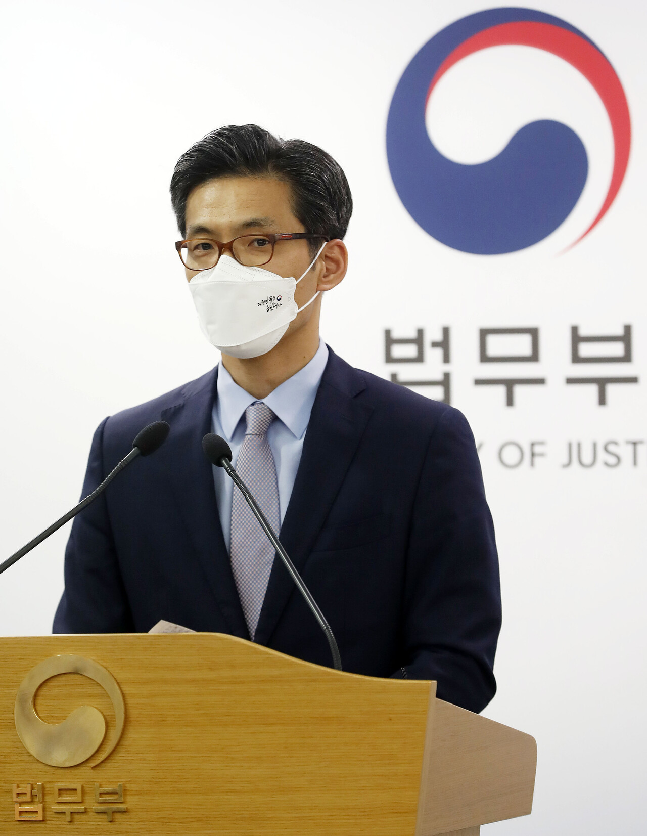 박철우 전 법무부 대변인이 2021년 6월 24일 오후 경기 과천시 정부과천청사 법무부에서 검찰청 사무기구에 관한 규정 개정 추진 브리핑을 하고 있다. [사진제공=뉴시스]&nbsp;<br>