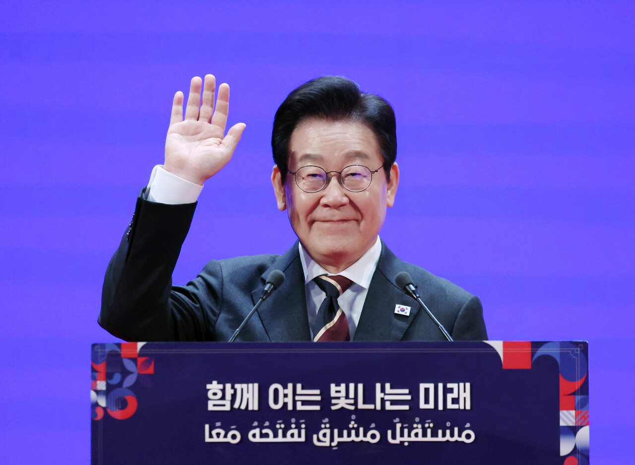 이집트를 공식 방문 중인 이재명 대통령이 20일(현지 시간) 카이로대학교에서 '함께 여는 빛나는 미래'라는 주제로 연설하며 인사하고 있다. [사진제공=뉴시스]&nbsp;<br>