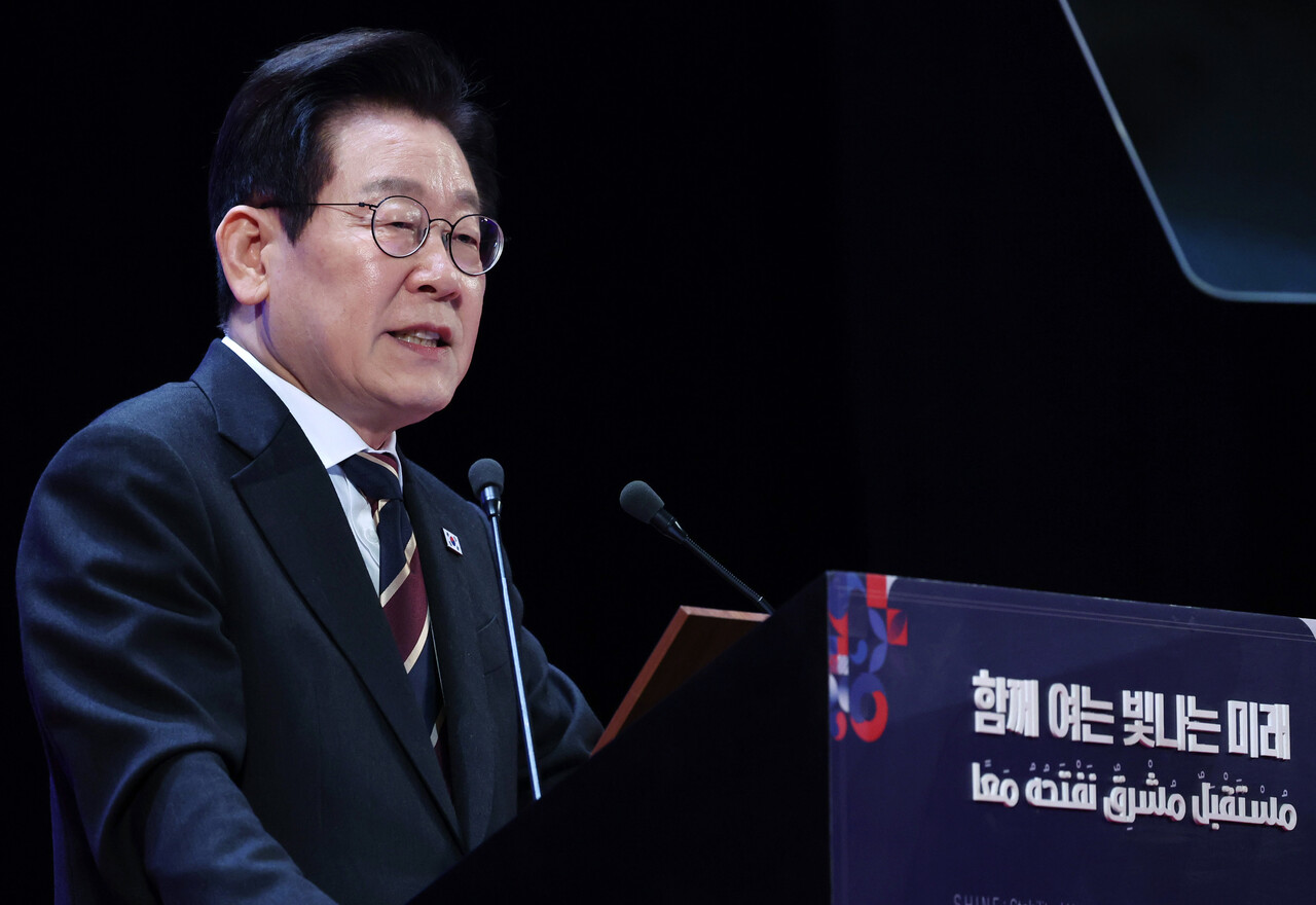 이집트를 공식 방문 중인 이재명 대통령이 20일(현지시간) 카이로대학교에서 ‘함께 여는 빛나는 미래’라는 주제로 연설하고 있다.<br>