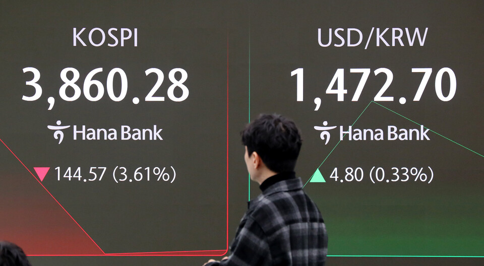 원·달러 환율은 전 거래일 주간거래 종가(1467.9원)보다 4.5원 오른 1472.4원에 출발했다. [사진=뉴시스]