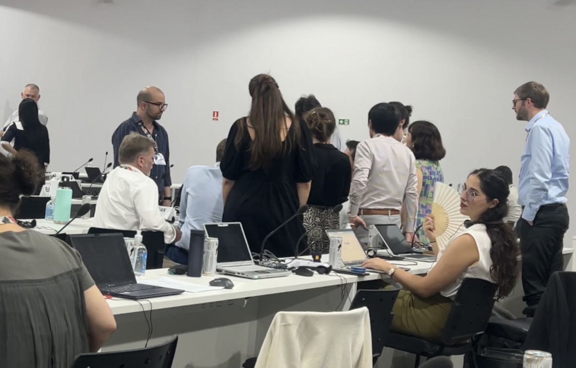 협상장에서 이루어지는 비공식 클러스터 회의 현장 [사진 제공=GEYK]