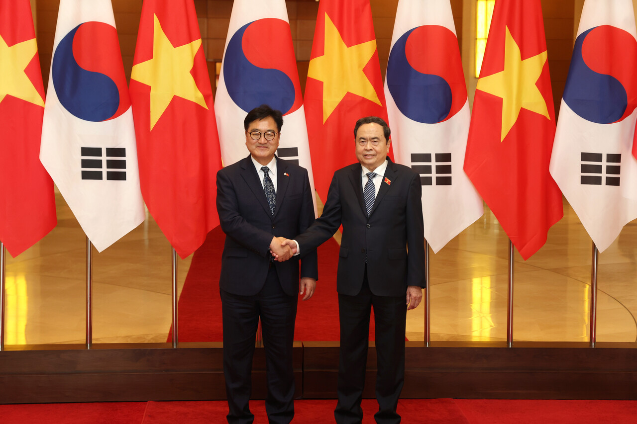 베트남을 공식 방문한 우원식 국회의장은 20일(현지시간) 하노이 소재 베트남 국회에서 쩐 타잉 먼 국회의장과 면담을 가졌다. [사진제공=국회의장 비서실]<br>