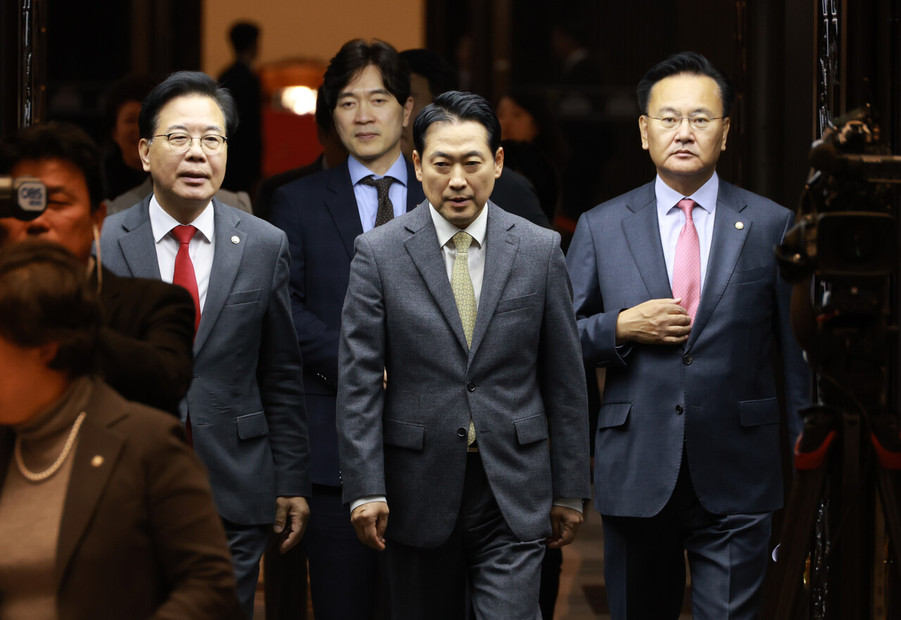국민의힘 장동혁 대표와 송언석 원내대표 등이 지난 13일 서울 여의도 국회에서 진행된 의원총회장에 입장하고 있다. [사진제공=뉴시스]