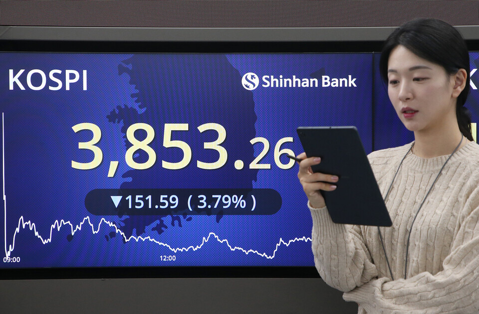 21일 코스피가 전 거래일보다 151.59포인트(-3.79%) 내린 3853.26에 마감했다. [사진=신한은행]