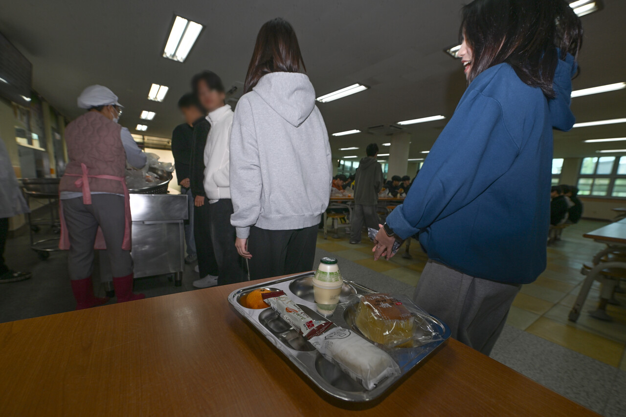 21일 오전 광주 북구 한 중학교에서 학생들이 급식시간 대체식을 받기 위해 대기하고 있다. [사진제공=뉴시스]