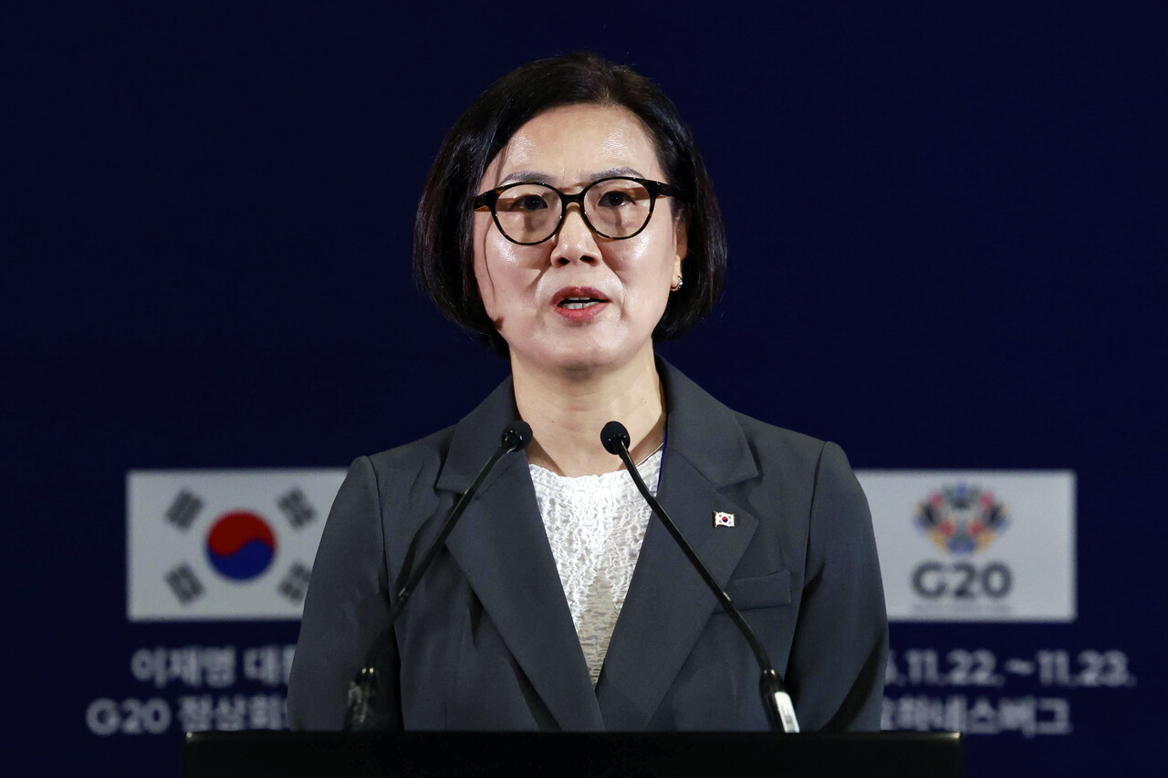 오현주 국가안보실 제3차장이 23일(현지시간) 남아프리카공화국 요하네스버그 한 호텔의 한국 프레스센터에서 G20 정상회의 관련 브리핑을 하고 있다. [사진제공=뉴시스]<br>