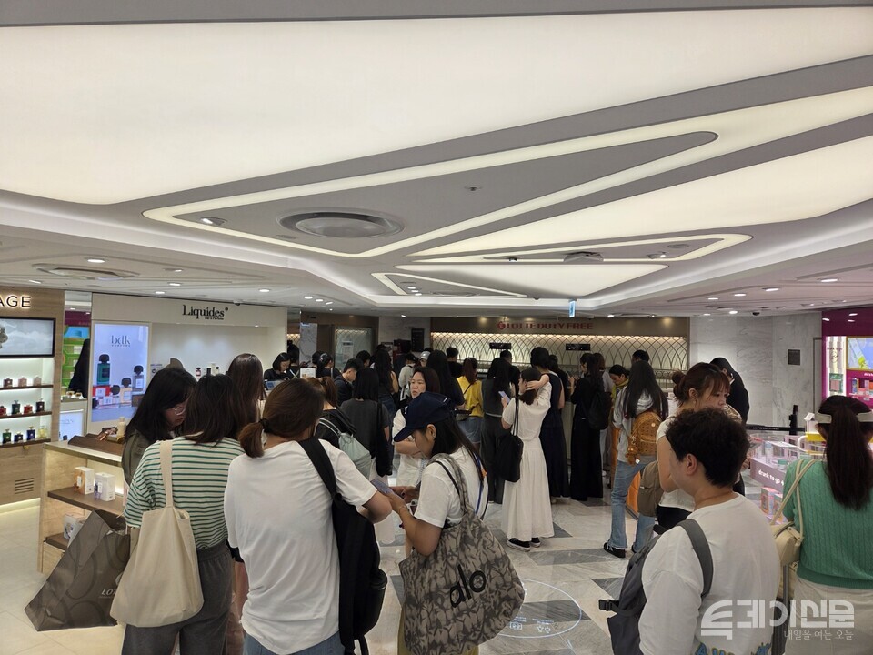 서울 중구 롯데면세점 본점에서 중국인 관광객들이 면세 처리를 위해 대기하는 모습.  ⓒ투데이신문