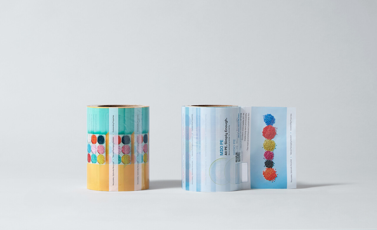 LG화학의 유니커블(UNIQABLE™) 소재로 만든 초박막 필름(MDO PE) 연출사진. [사진=LG화학]