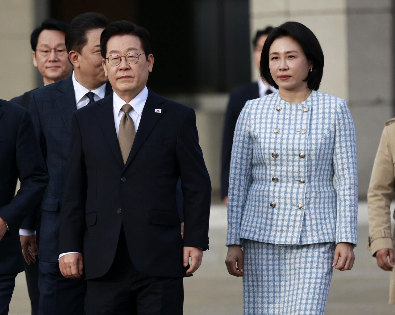 남아공 G20 정상회의 참석을 위해 순방길에 오르는 이재명 대통령과 김혜경 여사가 지난 17일 경기 성남 서울공항에서 공군 1호기로 걸어가고 있다. [사진제공=뉴시스]<br>