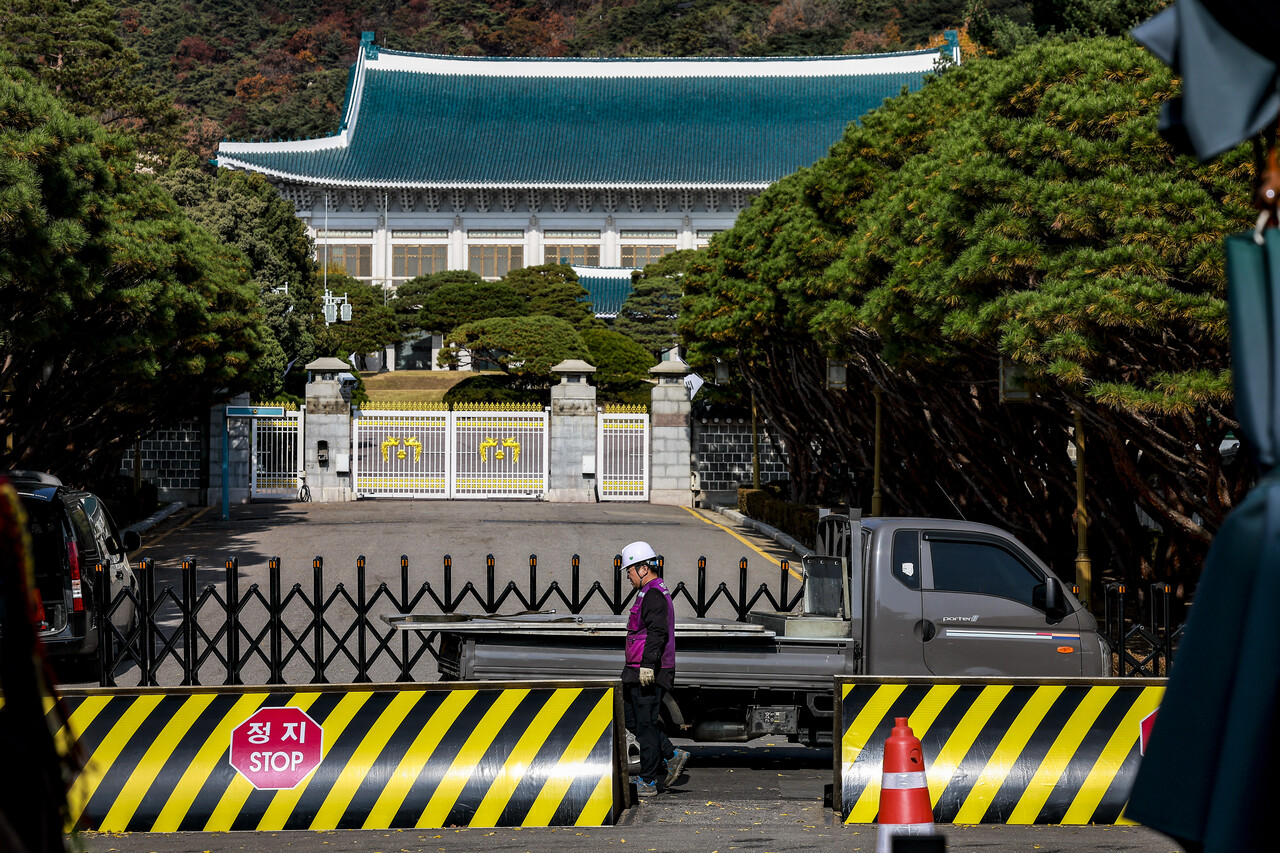 지난 11일 서울 종로구 청와대 인근에서 관계자가 작업을 진행하고 있다. [사진제공=뉴시스]