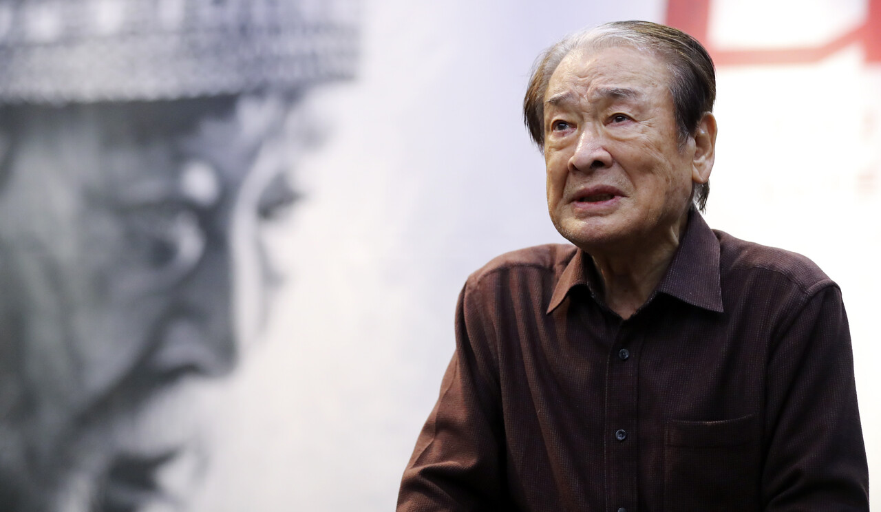 배우 이순재가 지난 2023년 5월 10일 서울 SNU 장학빌딩 베리타스홀에서 열린 연극 리어왕 연습실 공개 행사에서 장면시연을 하고 있다. [사진제공=뉴시스]<br>