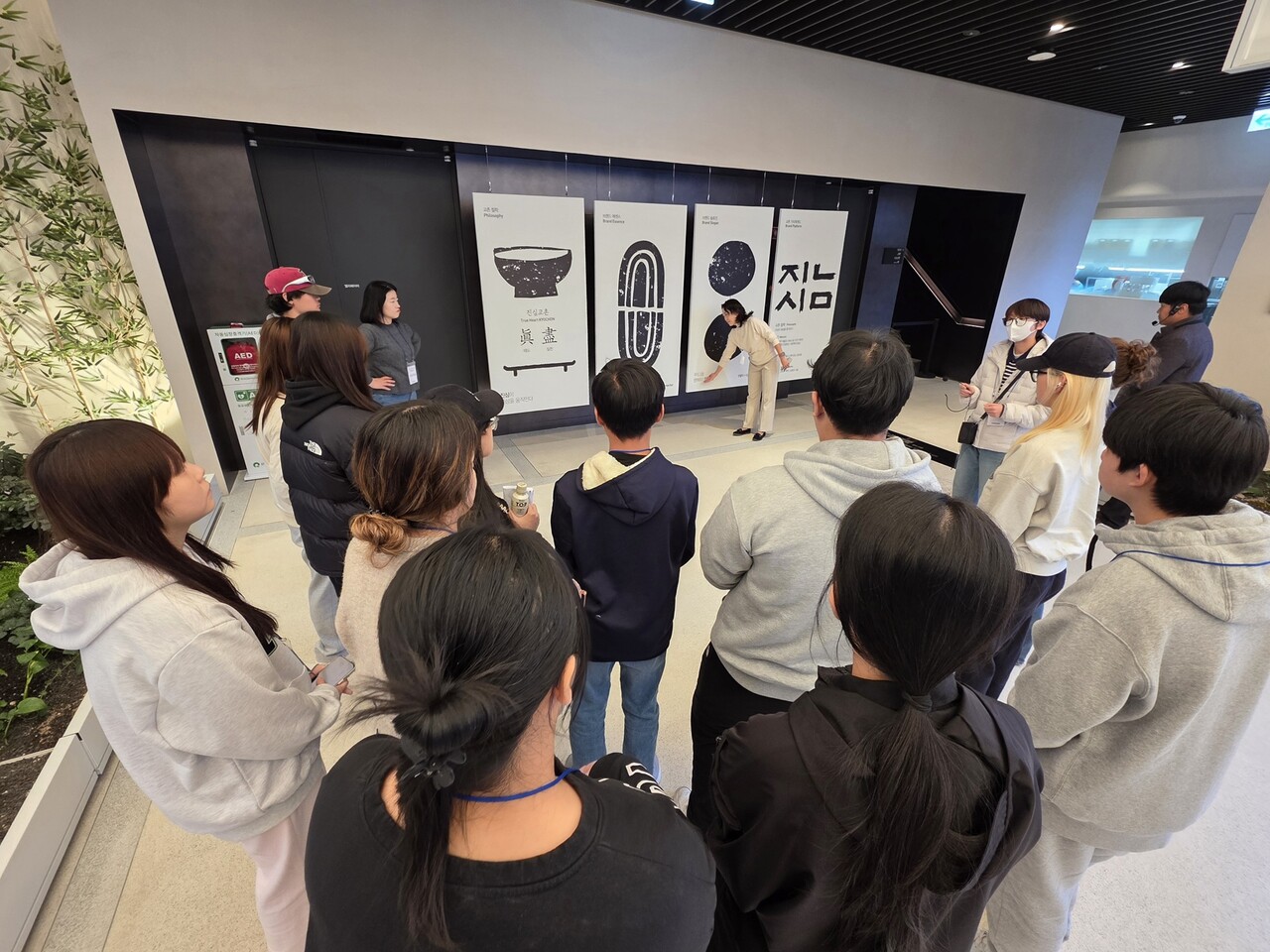 지난 21 일, 교촌에프앤비㈜ 판교 본사에서 진행된 ‘기업탐방’ 프로그램에 참여한 이주배경 청소년들이 사옥을 둘러보고 있는 모습[사진=교촌에프앤비]