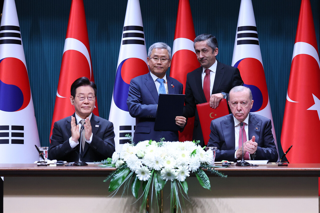 한국과 튀르키예 정부·기관이 이재명 대통령과 레제프 타이이프 에르도안 대통령의 정상회담을 계기로 원자력 협력 양해각서 등 총 3건의 업무협약을 체결했다. 왼쪽부터 이 대통령, 한국전력공사 김동철 사장, 튀르키예 원자력공사 네자티 야마츠 사장, 에르도안 대통령. [사진=뉴시스]