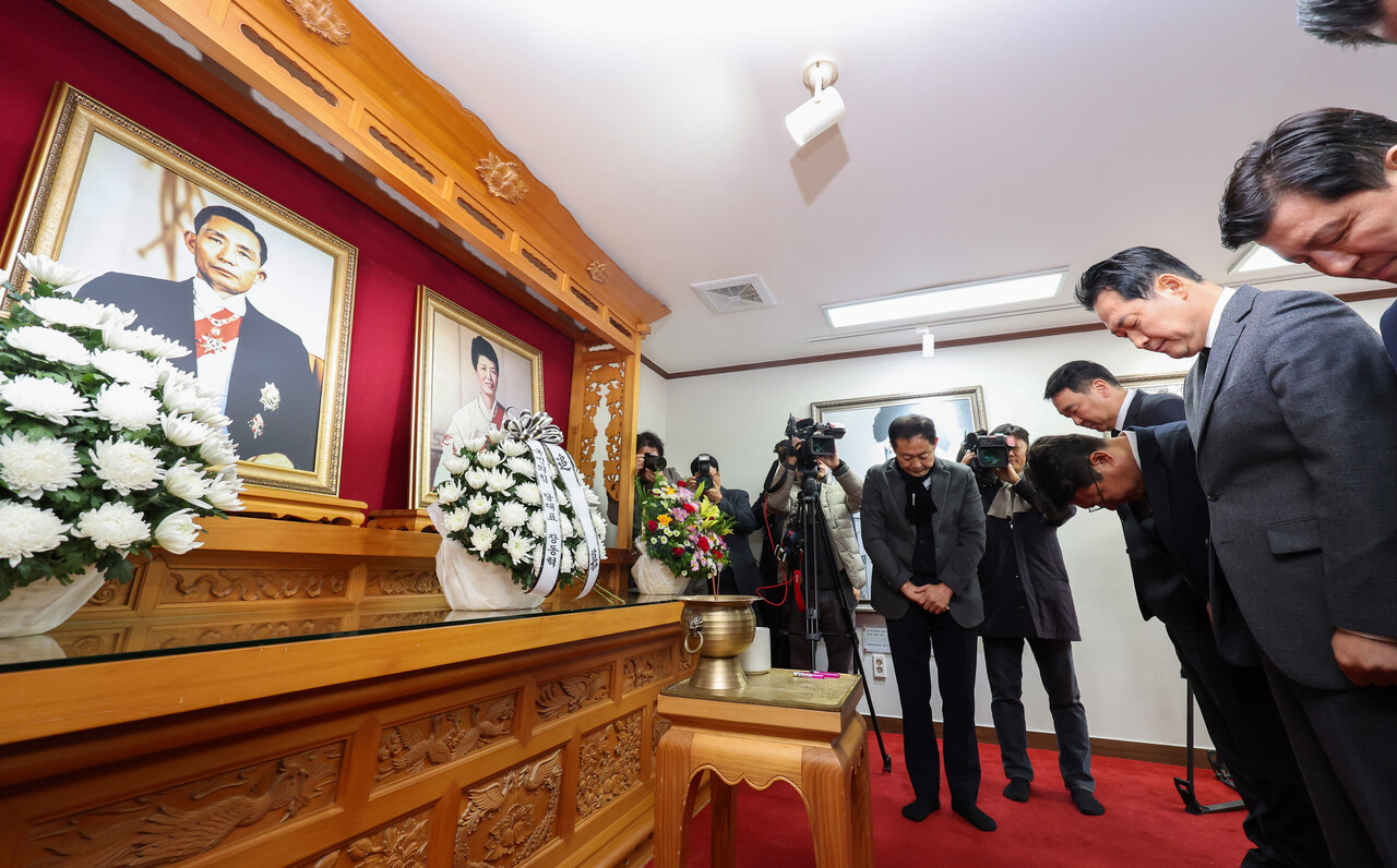 장동혁 국민의힘 대표가 25일 경북 구미시 상모동 박정희 대통령 생가를 찾아 추모관에서 묵념하고 있다.  [사진제공=뉴시스]