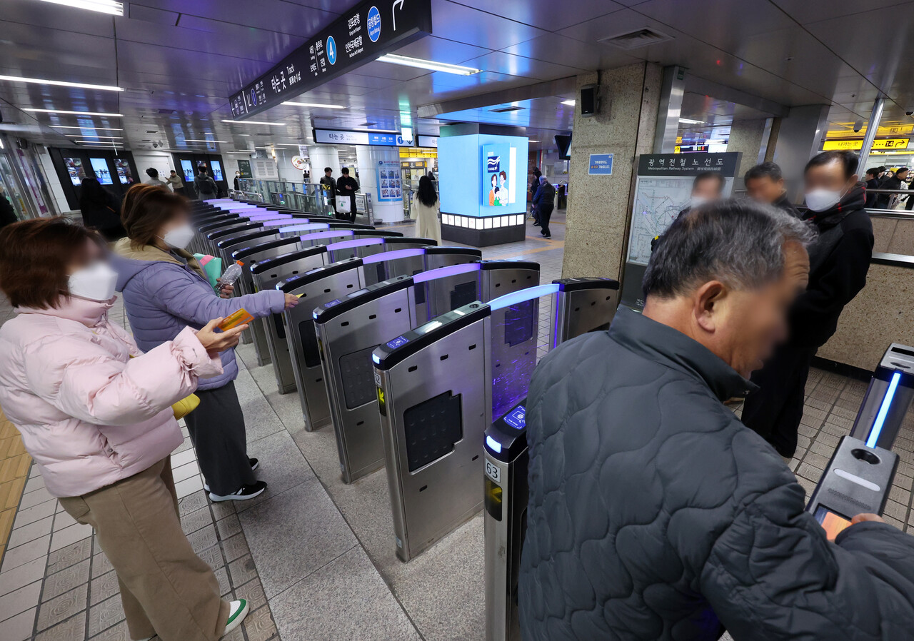 지난 20일 서울 중구 서울역에서 시민들이 지하철을 이용하고 있다. [사진제공=뉴시스]<br>