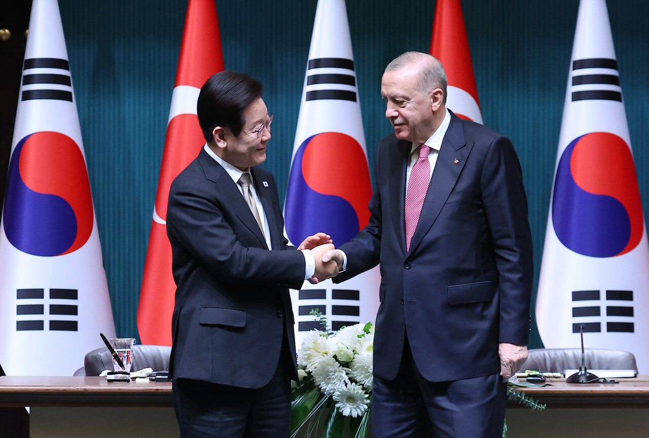 &nbsp;튀르키예를 국빈 방문 중인 이재명 대통령이 24일(현지시간) 앙카라 대통령궁에서 레젭 타입 에르도안 튀르키예 대통령과 공동언론발표를 마친 뒤 악수하고 있다. [사진제공=뉴시스]<br>