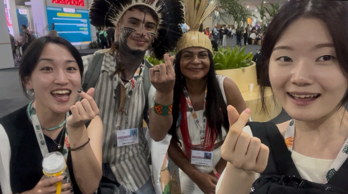 행사장에서 마주친 원주민 (가운데) Vitor Oliveria &amp; Adi Kayany [사진 제공=GEYK]<br>