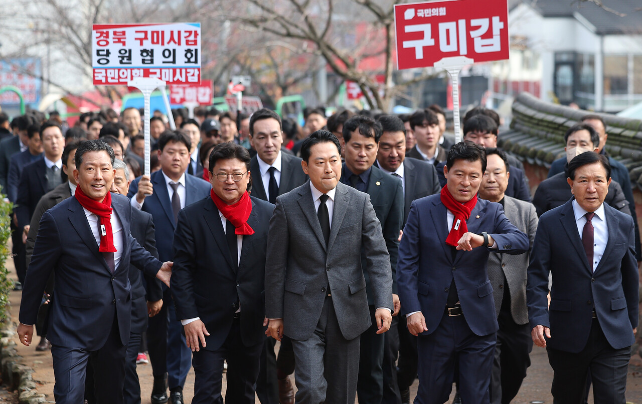 국민의힘 장동혁 대표가 25일 경북 구미시 상모동 소재 박정희 대통령 생가를 찾은 모습. [사진제공=뉴시스]