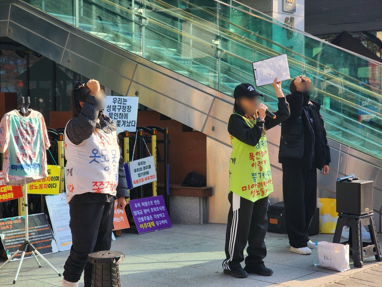 미아리 텍사스촌 성노동자 이주대책 위원회와 성매매 종사자 여성들이 지난 20일 오전 9시 서울 성북구청 앞에서&nbsp;실질적인 이주대책을 요구하며 집회를 이어나가고 있다. [사진제공=텍사스촌 성노동자 이주대책 위원회]