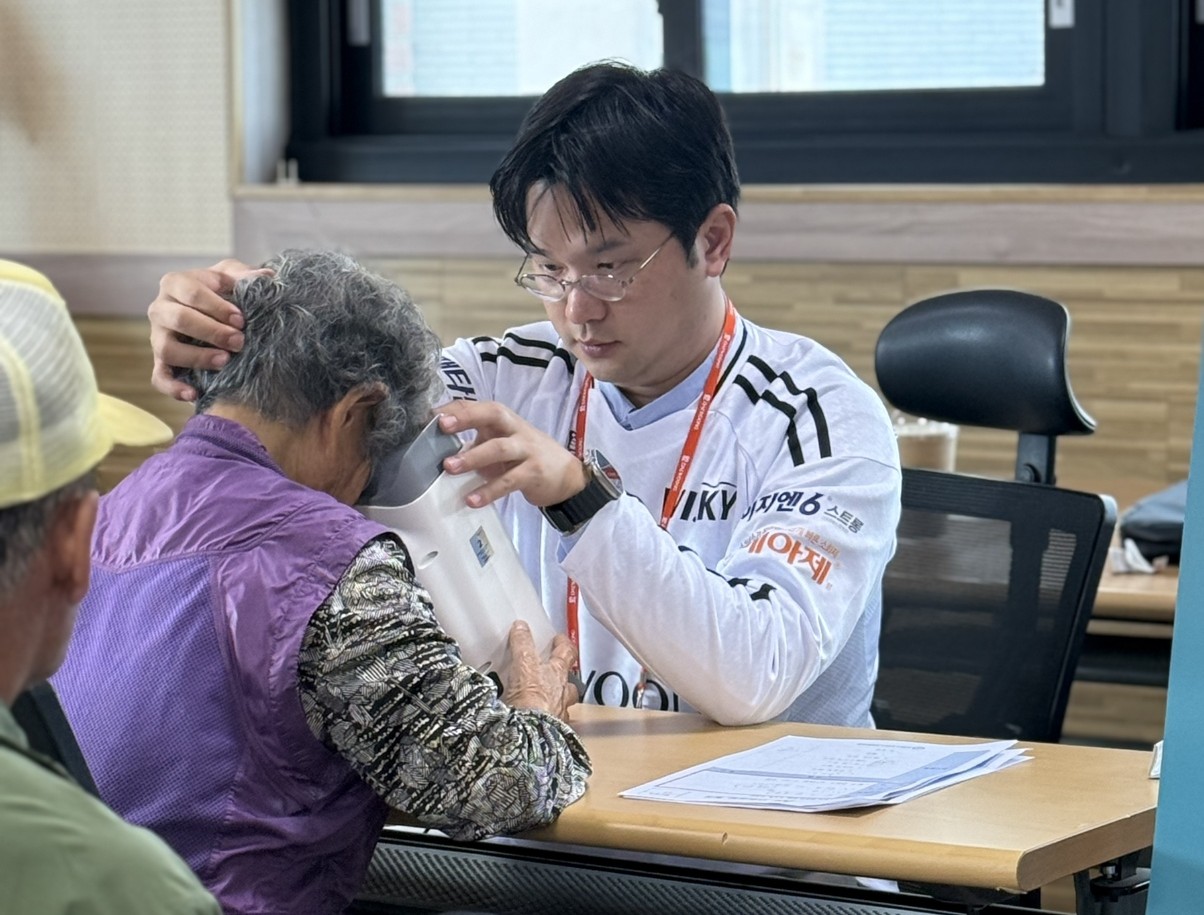 홍천군 주민이 ‘위스키’와 ‘옵티나’를 통해 안전검진을 받고 있다. [사진=대웅제약]