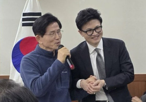 김문수 "<b>한동훈</b>은 잘라낼 보배가 아니다" 공개 지지 왜?