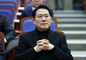 <b>장동혁</b>, 대안 없는 '정면돌파'…보수 장외 지원 속 리더십 기로에