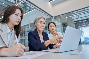 '女 임원 증가'의 역설...회사 밖 임원만 늘고 내부 승진 줄었다 - 뉴스 썸네일 이미지